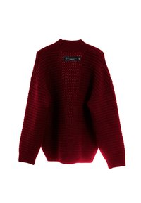 Jersey rojo de punto con un corte holgado, que presenta un patrón texturizado y un escote redondeado. El detalle en la parte trasera incluye acentos de hardware negro.