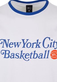 Hvit T-skjorte med blå rund hals, med fet blå tekst som sier "New York City Basketball" og en oransje basketballgrafikk.