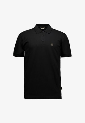 Fekete rövid ujjú galléros póló három gombbal és egy kis háromszög alakú logó felvarróval a bal mellrészen.