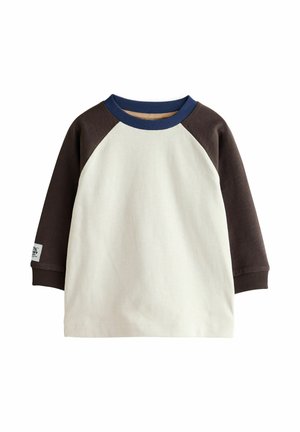 Langarm-Kinder-Shirt mit cremefarbenem Körper, dunkelbraunen Raglanärmeln und einem blauen, gerippten Halsausschnitt vor weißem Hintergrund.