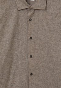 Camicia marrone con bottoni, realizzata in tessuto strutturato, con collo a camicia e cinque bottoni scuri sulla parte anteriore.
