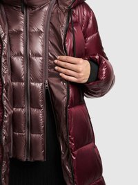 Bordo prošivena jakna s blistavom vanjštinom, s patentnim zatvaračem sprijeda i kapuljačom. Unutrašnjost prikazuje prošivenu podstavu i dvostruke patentne zatvarače za zatvaranje.