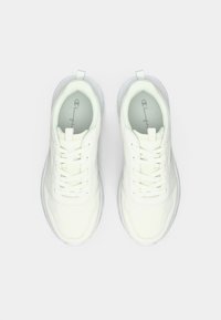 Άσπρα αθλητικά παπούτσια με άνω μέρος από δίχτυ, στρογγυλεμένη μύτη, δέσιμο με κορδόνια και επενδεδυμένο κολάρο. Διάφανο λαστιχένιο πάτο με λεπτομέρεια λογότυπου στη γλώσσα.