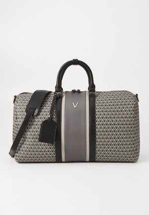 Borsa da viaggio a strisce nere e grigie con tessuto testurizzato, righe a contrasto, manici doppi e una tracolla removibile. Inclusa etichetta.