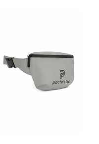 Sac à taille gris en matériau lisse, avec une fermeture éclair noire et un logo. Design compact et arrondi avec une sangle réglable.