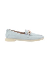 Hellblaue Wildleder-Loafer mit abgerundeter Zehenpartie, beiger Sohle und dekorativem Beschlag auf dem Obermaterial für zusätzlichen Detailreichtum.