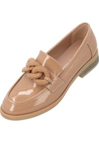 Mocasines de charol nude con un acento de tela anudada en la parte superior y un tacón bajo y apilado; textura suave y diseño elegante.