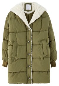 Abrigo acolchado verde con un suave collar forrado de felpa color crema, cierres de botones y dos bolsillos laterales.