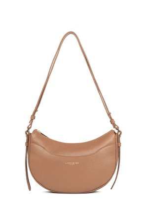 Sac à bandoulière en cuir marron texturé en forme de croissant avec bandoulière réglable et fermeture éclair dorée, logo Lancaster Paris au centre avant.
