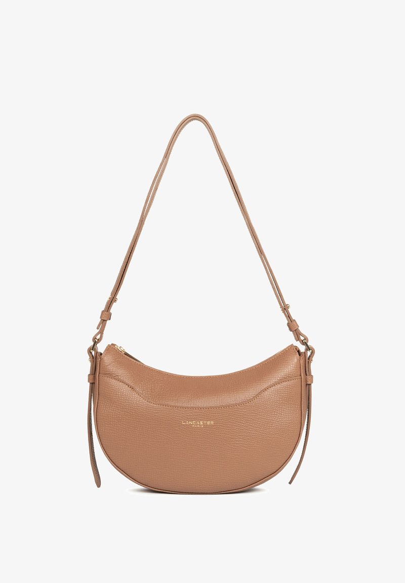 Sac à bandoulière en cuir marron texturé en forme de croissant avec bandoulière réglable et fermeture éclair dorée, logo Lancaster Paris au centre avant.