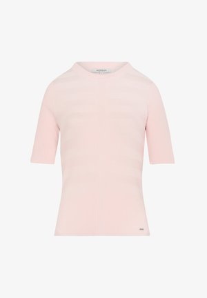 Suéter rosa de manga corta hecho de punto acanalado, con patrones de rayas horizontales y un cuello redondo. Pequeño detalle del logo en el dobladillo.