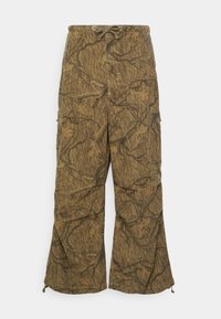 OVERSIZED PARACHUTE PANTS REALTREE CAMO - Oldalzsebes nadrágok - camo