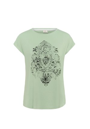 T-shirt verde chiaro a maniche corte realizzato in tessuto morbido, con un prominente motivo paisley nero al centro. Collo tondo.