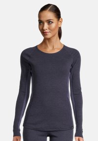 Maglia sportiva a maniche lunghe grigia scura con lati texturizzati, caratterizzata da un collo rotondo e un design aderente per una silhouette snella.