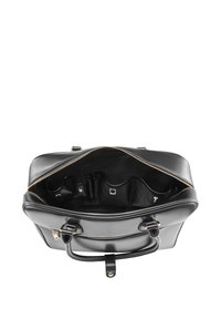 Schwarze Lederhandtasche geöffnet, um mehrere Innenfächer und einen goldenen Reißverschluss entlang der oberen Kante zu zeigen.