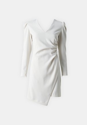 Abito bianco con scollatura a V profonda, maniche lunghe e dettagli arricciati in vita. Presenta un fasciante davanti e un orlo asimmetrico.