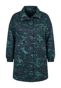 Lang grøn og mørk turkis camouflagejakke med frontlynlås, trykknapper, to klaplommer og elastiske manchetter.