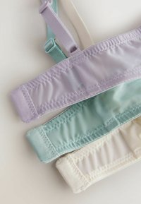 Drie beha-bandjes van zachte stof: lavendel, mintgroen en crèmekleurig. Elk bandje heeft stikdetails en verstelbare haken.