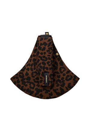 Bruine en zwarte luipaardprint stof met een lusbandje met het label "WILDRIDE" en een klein gouden beericoontje aan de zijkant.