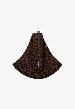 Bruine en zwarte luipaardprint stof met een lusbandje met het label "WILDRIDE" en een klein gouden beericoontje aan de zijkant.