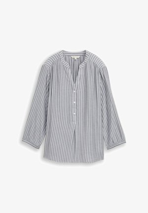 Blouse grise à manches longues avec rayures blanches verticales, patte de boutonnage à l'avant et col rond, étalée à plat sur un fond blanc.