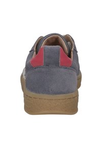 Baskets en suède gris avec une semelle en caoutchouc gomme, présentant des accents roses au niveau du talon et un tissu texturé sur le dessus pour une meilleure adhérence.