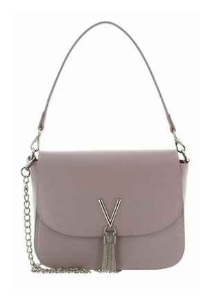 Sac à main en cuir violet avec fermeture à rabat, ferrures argentées, bandoulière chaîne et détail à pampille avec un accent logo "V" distinctif.