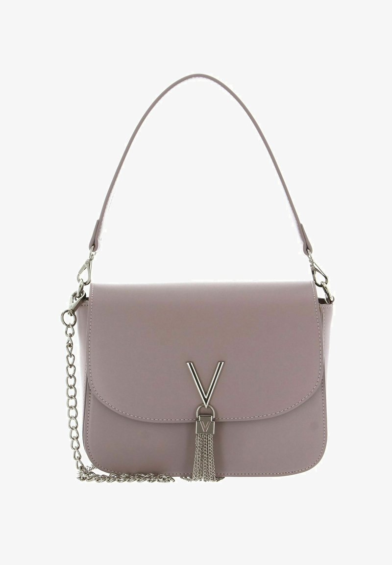 Sac à main en cuir violet avec fermeture à rabat, ferrures argentées, bandoulière chaîne et détail à pampille avec un accent logo "V" distinctif.