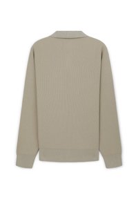 Beige Strickpullover mit langen Ärmeln und gerippten Bündchen und Saum, hinten mit einem dezenten Kragen detailiert.