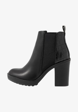 Schwarze Knöchelstiefel aus glattem Leder mit elastischen Seitenpaneelen, Krokodilprägungen und einem stabilen Blockabsatz.