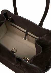 Bruine suède handtas met een glad interieur, voorzien van een klein ritssluitingvakje en gouden hardware accenten. Ontwerp met open bovenkant en twee handvatten.