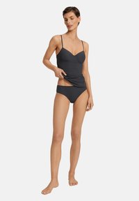 Camisola grigio scuro con spalline sottili, caratterizzata da un collo a giro e un design senza cuciture, abbinata a slip bikini a vita bassa coordinati.