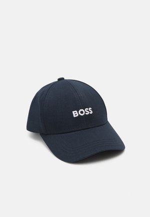 Casquette de baseball bleu foncé avec une visière incurvée et le texte brodé blanc "BOSS" au centre devant.