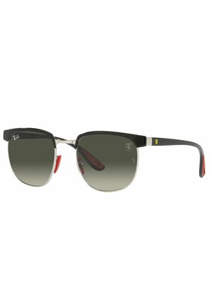 Occhiali da sole a mezza montatura con lenti grigio scuro, bracci in acetato nero e dettagli in gomma rossa. Presentano un ponte in metallo e il logo Ferrari.