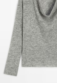 Grijs gebreide trui met lange mouwen en een losse col, plat uitgestald op een witte achtergrond.