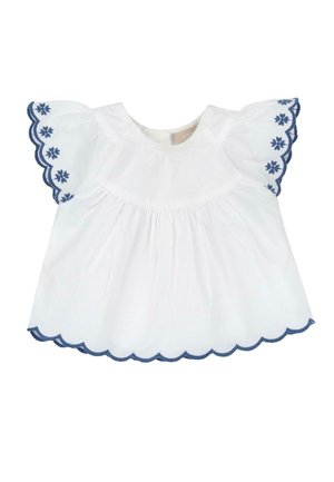 Robe blanche pour bébé avec de courtes manches bouffantes, broderie florale bleue et bords festonnés sur les manches et l'ourlet.