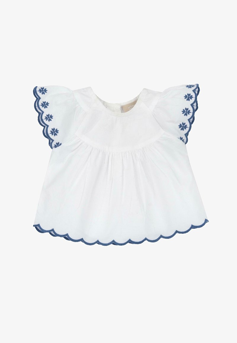Robe blanche pour bébé avec de courtes manches bouffantes, broderie florale bleue et bords festonnés sur les manches et l'ourlet.