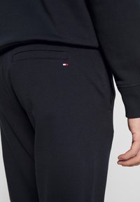 Tommy Hilfiger Träningsbyxor - dark blue
