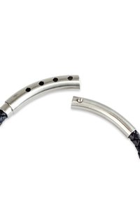 Zwarte gevlochten leren armband met gebogen metalen accenten met ronde gaten en een gepolijste afwerking. De uiteinden worden verbonden met een gladde sluiting.