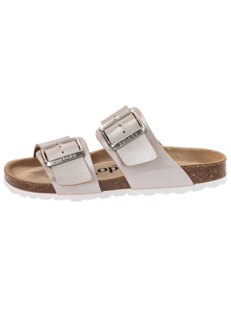Sandali a slide con due fibbie in morbida pelle metallizzata taupe, con insole in sughero e suola in gomma bianca, caratterizzati da una superficie texturizzata.