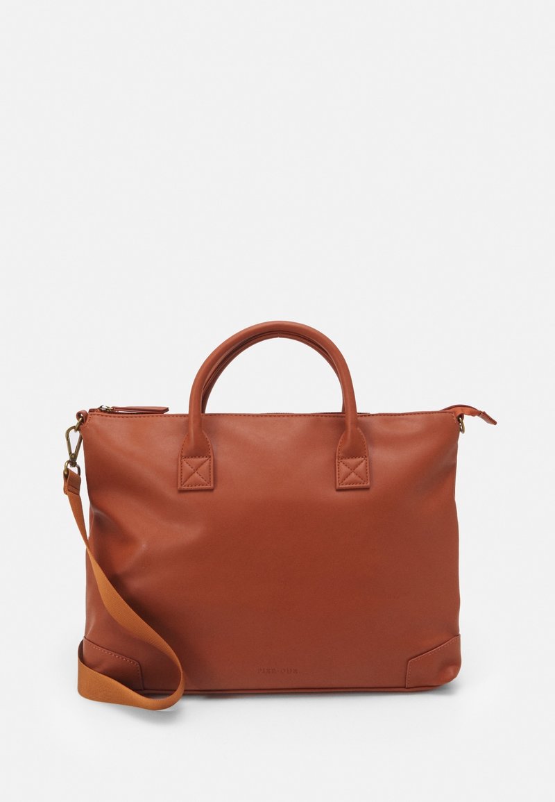 Braune Ledertasche mit zwei oberen Griffen und einem abnehmbaren Schultergurt. Sie verfügt über einen Reißverschluss und eine rechteckige Form, mit minimalistischem Design.