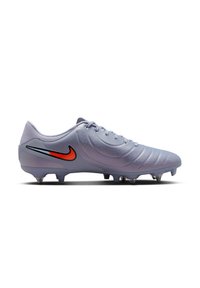 Bottes de football Nike en violet clair, avec une tige texturée, cinq crampons et un design de swoosh Nike noir et rouge.