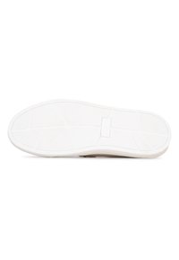 Suela de zapato de goma blanca con patrones de agarre texturizados y una superficie lisa. Presenta una sección central elevada y bordes redondeados.