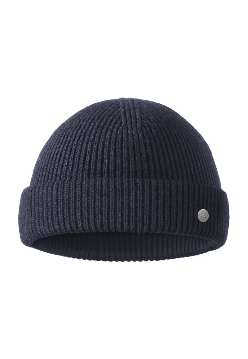 Cappello lavorato a maglia di un blu navy scuro con texture a coste e risvolto, con un piccolo tag in metallo argentato sul lato.