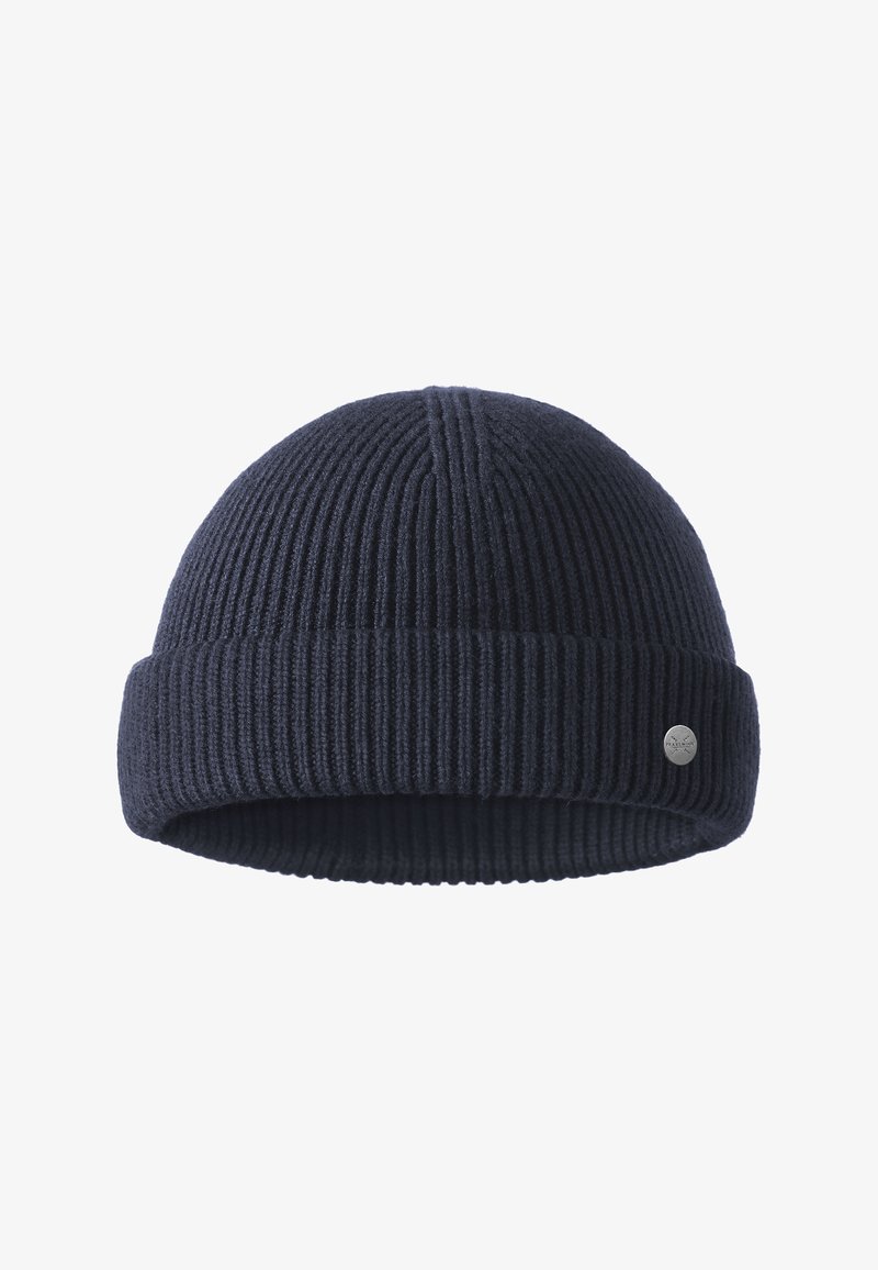 Cappello lavorato a maglia di un blu navy scuro con texture a coste e risvolto, con un piccolo tag in metallo argentato sul lato.