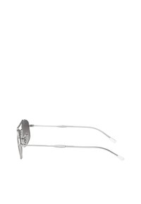 Occhiali da sole metallici argentati con lenti esagonali. Montatura sottile e terminali trasparenti. Design elegante, dettagli minimi e senza decorazioni.