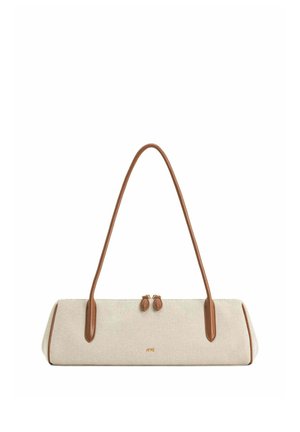 Sac à bandoulière rectangulaire en toile beige avec longues anses en cuir marron, fermeture zippée et logo doré minimaliste au centre devant.