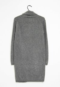 Lång, grå cardigan i stickad tyg med vikt krage och långa ärmar. Har en rak passform och ribbad nederkant.