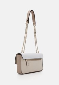 Sac à main rectangulaire beige et blanc avec poche zippée à l'avant, double bandoulière chaîne dorée et détail épaule en cuir beige sur fond blanc.