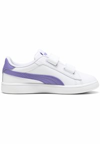 Sneaker bianche con accenti viola, dotate di fasce con chiusura a strap, materiale in pelle liscia, punta arrotondata e dettagli laterali testurizzati.